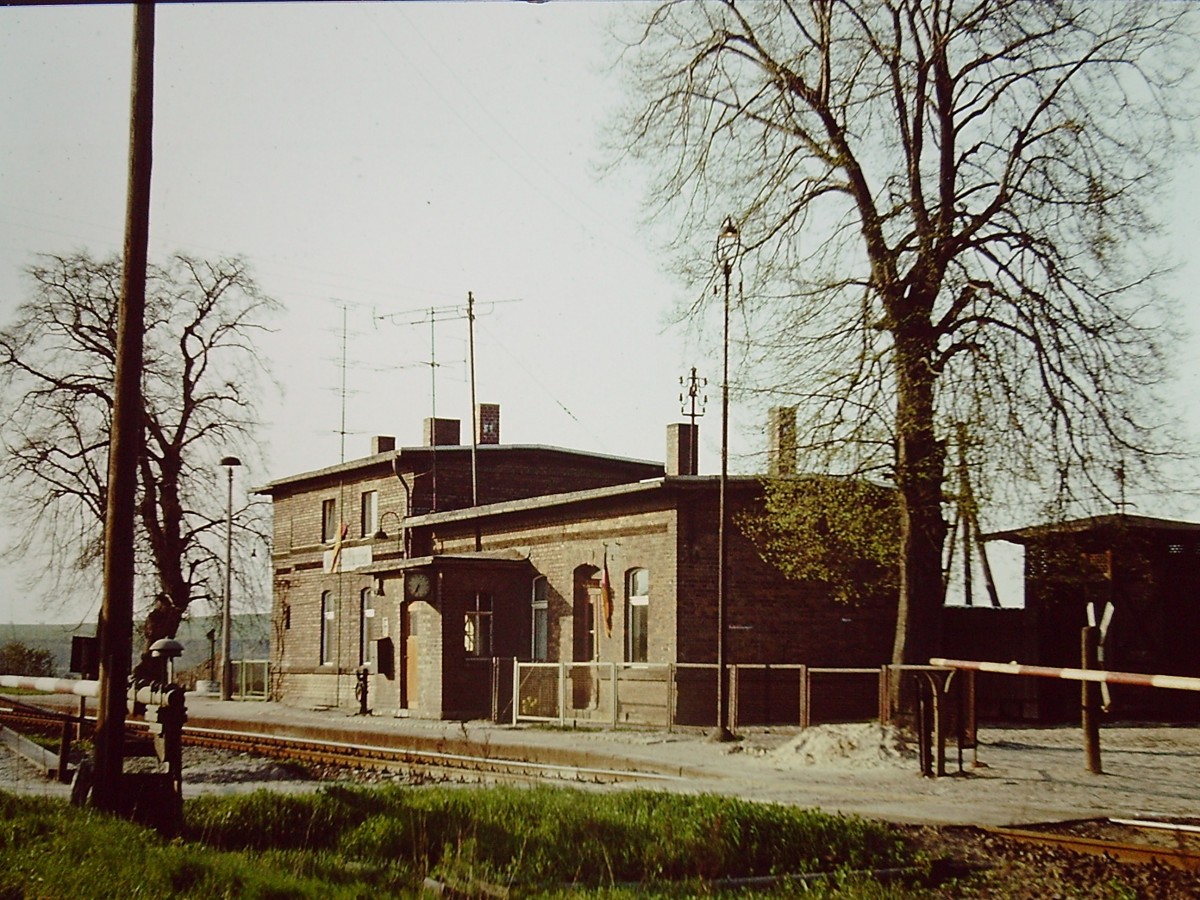Das Bahnhofsgeb�ude in Kirchscheidungen am 03.05.1980. (Foto: Klaus Pollm�cher)