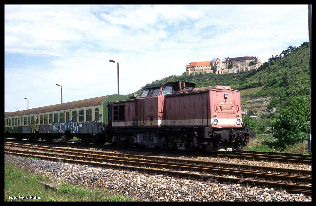 DB 202 497-4 mit einer RB Richtung Naumburg, am 19.05.1996 um 11.47 Uhr bei der Ausfahrt in Freyburg. (Foto: Gerd Hahn)