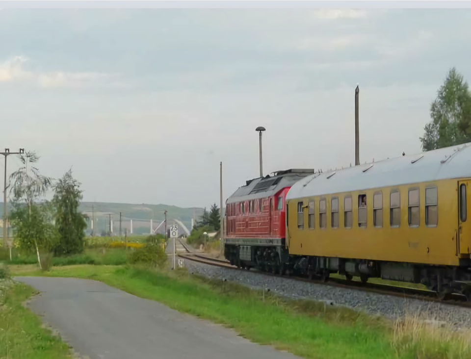 DB 232 347-5 mit einem Messwagen Richtung Naumburg (S), am 24.08.2011 in Reinsdorf (b Nebra). (Foto: Frank Zimmermann)