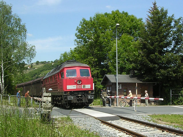 DB 232 556-3 mit Schiebewandwagen mit Zement in Papiersäcken aus Karsdorf, am 08.06.2006 am damligen Posten 3 in Freyburg. (Foto: Thomas Menzel)