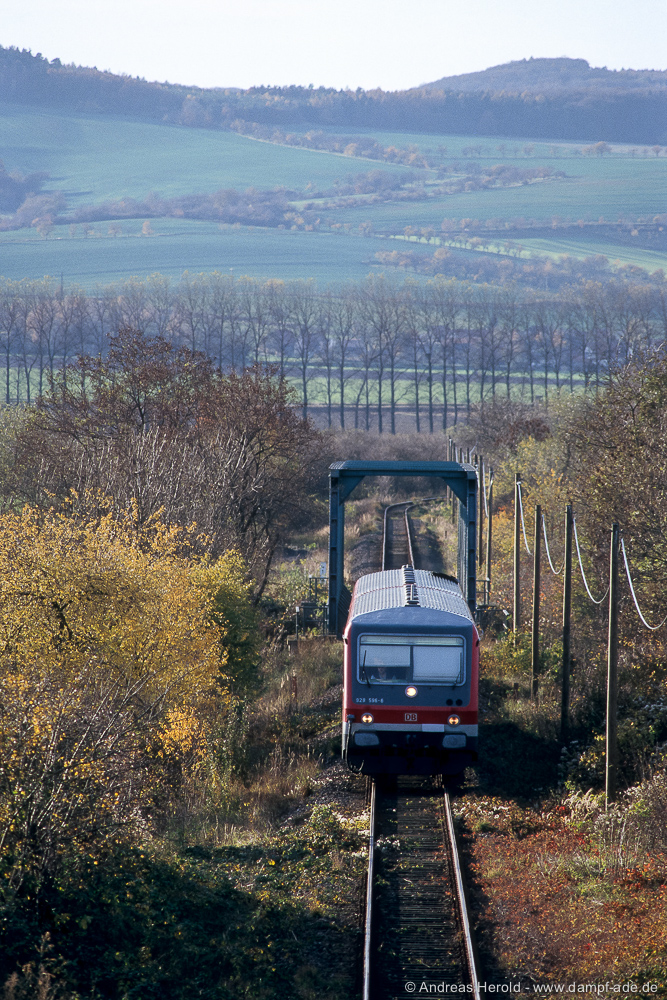 DB 628 596-6 als RB von Artern nach Nebra, am 16.11.2006 bei Ro�leben. (Foto: Andreas Herold)