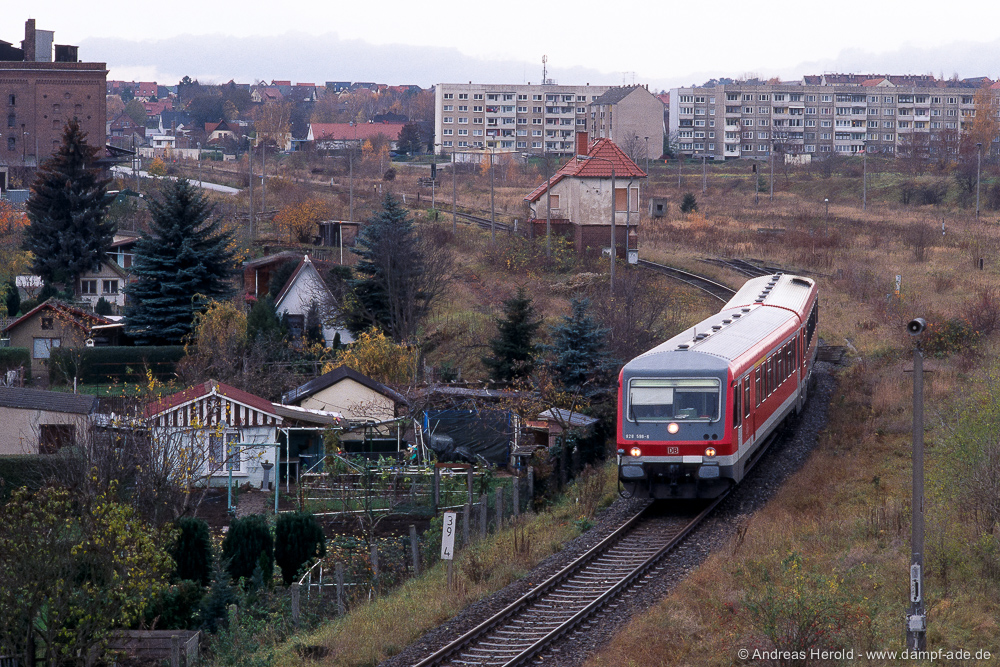 DB 628 596 am 08.11.2006 als RB von Artern nach Naumburg Hbf bei der Ausfahrt in Ro�leben. (Foto: Andreas Herold)