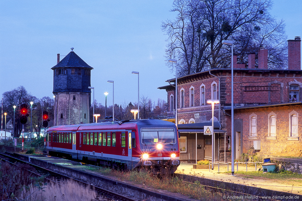 DB 628 596 steht als RB nach Artern am 16.11.2006 abfahrbereit im Bf Nebra. (Foto: Andreas Herold)