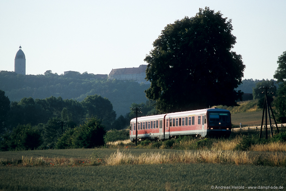 DB 628 605 als RB 26962 von Naumburg Hbf nach Artern, am 09.07.2006 zwischen Freyburg und Balgst�dt. (Foto: Andreas Herold)
