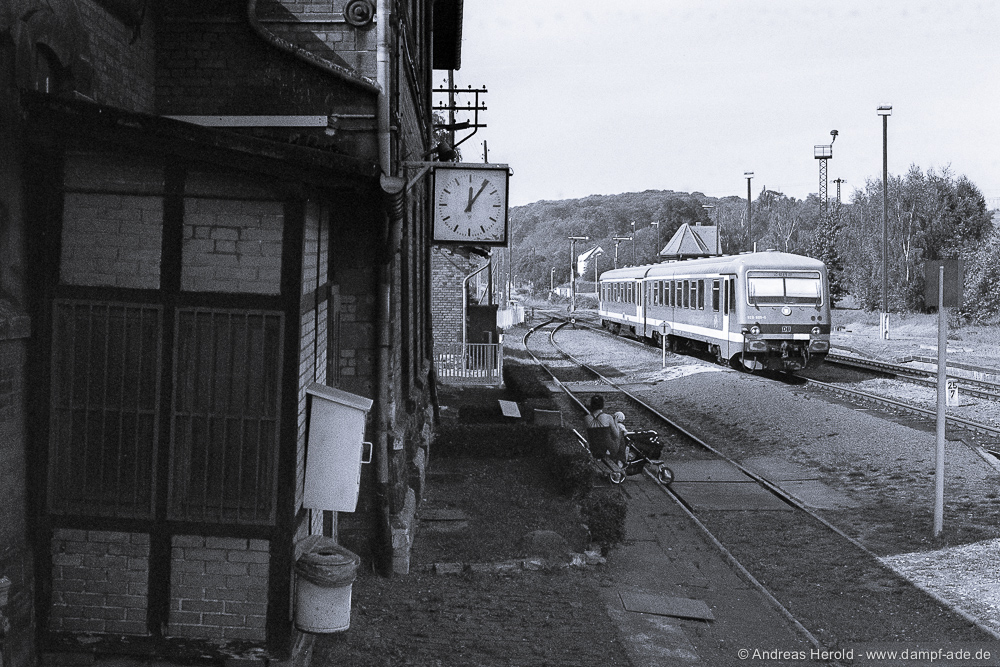 DB 628 605 am 17.09.2006 als RB von Nebra nach Zeitz im Bf Vitzenburg. (Foto: Andreas Herold)