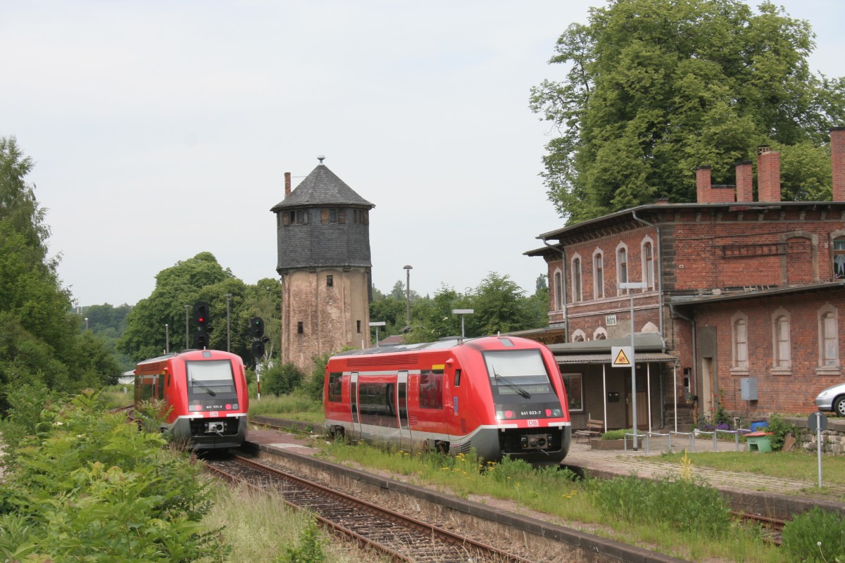 DB 641 031-0 als RB von Nebra nach Artern und  DB 641 023-7 als RB von Nebra nach nach Naumburg Hbf, am 18.06.2006 im Bf Nebra. Damals pendelten die au�erplanm��ig eingesetzen Triebwagen der BR 641 st�ndlich zwischen Naumburg und Nebra und 2 st�ndlich zwischen Nebra und Artern, jeweils mit Umstieg in Nebra. (Foto: Jens-Peter Ruske)
