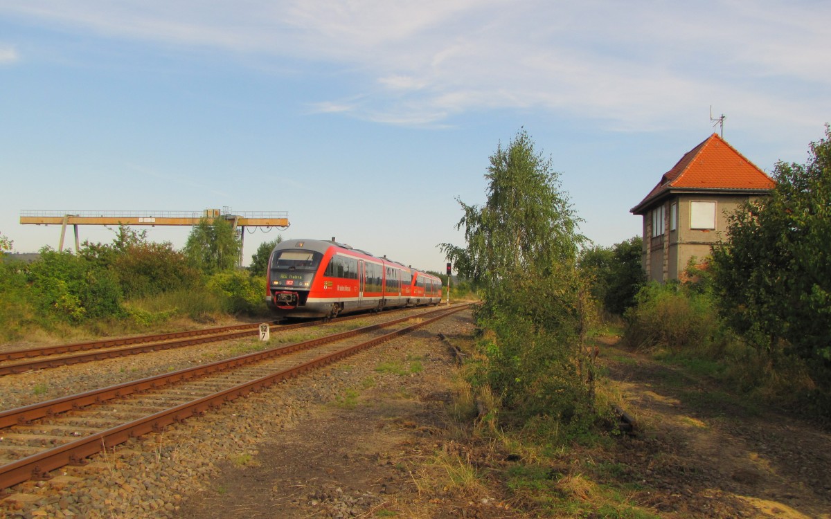 DB 642 227 + 642 219-9 als RB 34882 von Naumburg Ost nach Nebra, am 07.09.2013 bei der Einfahrt in Laucha. Wegen dem 80. Freyburger Winzerfest verkehrten an diesem Wochenende Triebz�ge der BR 642 auf der Unstrutbahn zwischen Naumburg und Nebra. Zwischen Nebra, Wangen und Ro�leben kamen wegen der kurzen Bahnsteigl�ngen die auch sonst verkehrenden Triebz�ge der BR 672 zum Einsatz.