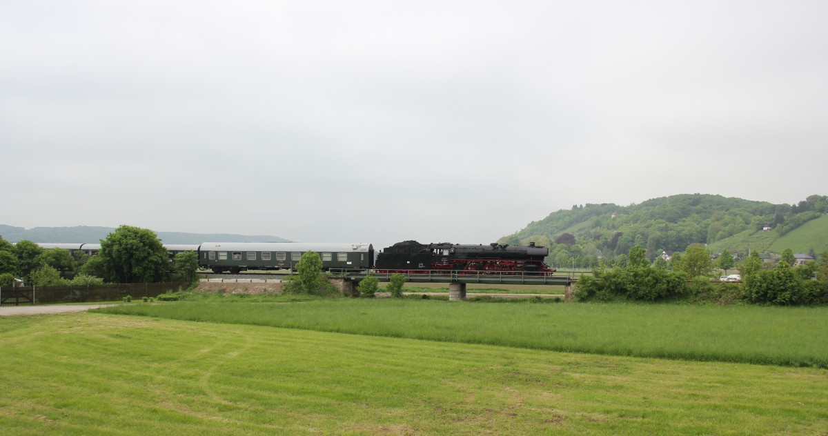 DB Museum 03 1010 mit dem DPE 37690 von Leipzig Hbf nach Freyburg, am 19.05.2013 w�hrend der Saale-Weinmeile bei Ro�bach. (Foto: Wolfgang Krolop)