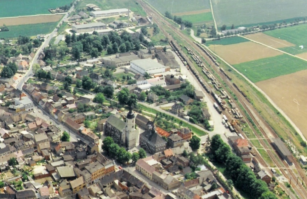 Der Lauchaer Bahnhof am 28.05.1992 aus der Vogelperspektive. Foto: Peter Hollburg)
