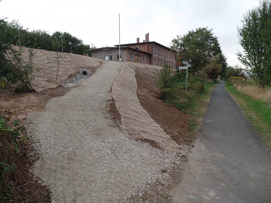 Der von Mitgliedern der IG Unstrutbahn modernisierte Verbindungsweg vom Bahnwanderweg zum Bahnhof Nebra, am 24.09.2020. (Foto: Thomas Müller)
