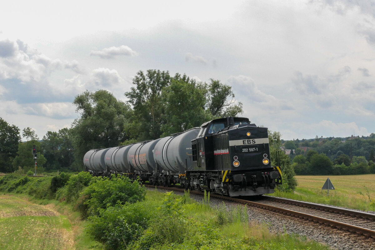 Die 202 597-1 der EBS mit Kesselwagen von Erfurt Gbf nach Karsdorf, am 26.07.2021 bei Naumburg. (Foto: Orlabahner)