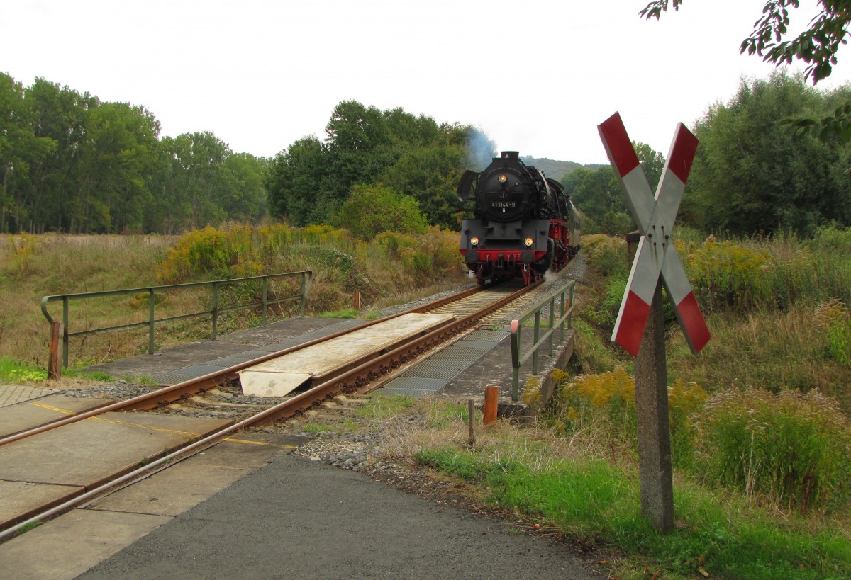 Die 41 1144-9 der IGE Werrabahn-Eisenach mit dem leeren  Rotk�ppchen-Express II  aus Freyburg, auf der Fahrt zur Abstellung nach Karsdorf, am 05.10.2013 in Balgst�dt.