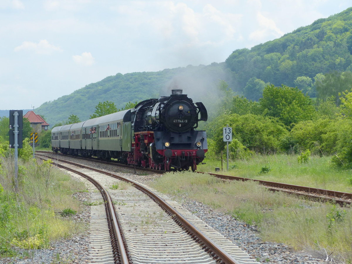 Die 41 1144-9 der IGE Werrabahn-Eisenach mit dem Leerpark des  Rotkäppchen-Express I  am 21.05.2017 in Laucha. Auf der Fahrt von Freyburg in die Abstellung nach Karsdorf bestand im Rahmen des vom Finnebahnverein organsierten Bahnhofsfest in Laucha eine Mitfahrt im Zug.