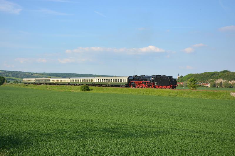 Die 41 1144-9 der IGE Werrabahn-Eisenach mit dem  Rotk�ppchen-Express I  von Freyburg nach Altenburg, am 21.05.2017 bei Kleinjena. (Foto: dampflok015)