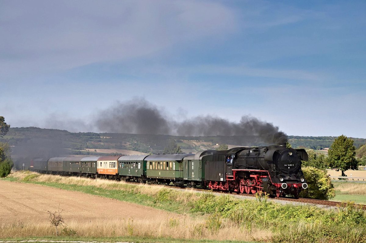 Die 44 1486-8 von den Eisenbahnfreunden aus Staßfurt mit dem DPE 24588 von Freyburg nach Biederitz, am 08.09.2018 bei Kleinjena. (Foto: Daniel Eid)