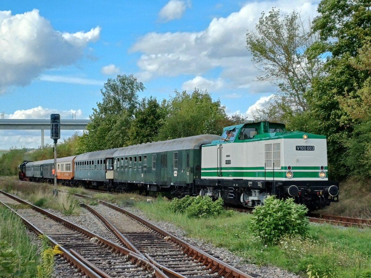 Die DB Museum V100 003 (92 80 1201 003-1 D-LDK) mit dem DZ 28971  Salzland-Express  der Eisenbahnfreunde vom Traditionsbahnbetriebswerk Staßfurt e.V. nach Magdeburg Hbf, am 13.09.2025 in Karsdorf Bbf.
