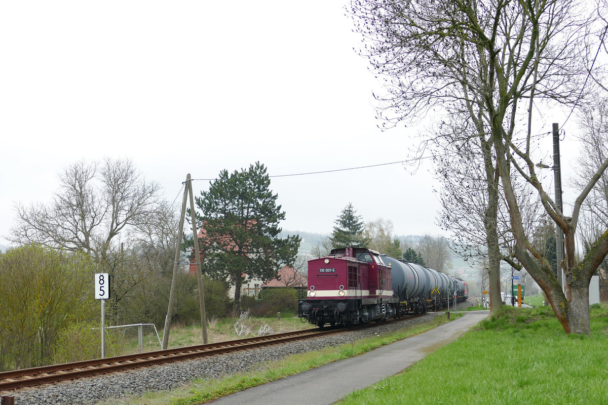 Die EBS 110 001 war am 19.04.2021 in Balgst�dt mit Kesselwagen und den FWK-Loks 143 848 + 243 936 nach Karsdorf unterwegs.(Foto: Wolfgang Krolop)