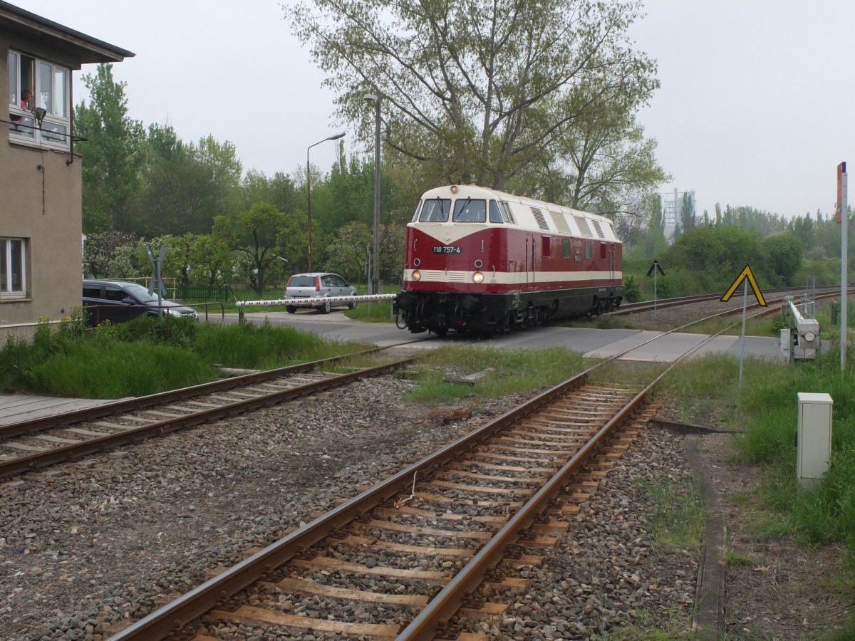 Die EBS 118 757-4 beim rangieren am 24.04.2014 neben dem Stellwerk B3 in Karsdorf. (Foto: Heiko Kern)