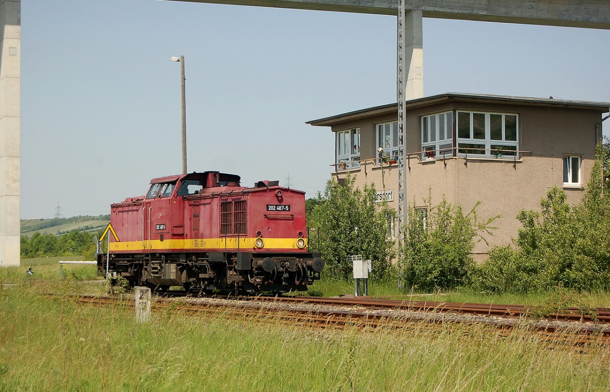 Die EBS 202 487-5 brachte am 22.05.2014 einen Kesselwagenzug nach Karsdorf. Hier setzt die Lok neben dem Stellwerk W4 um, damit die Wagen in den Anschluss der EBS gezogen werden k�nnen. (Foto: dampflok015)
