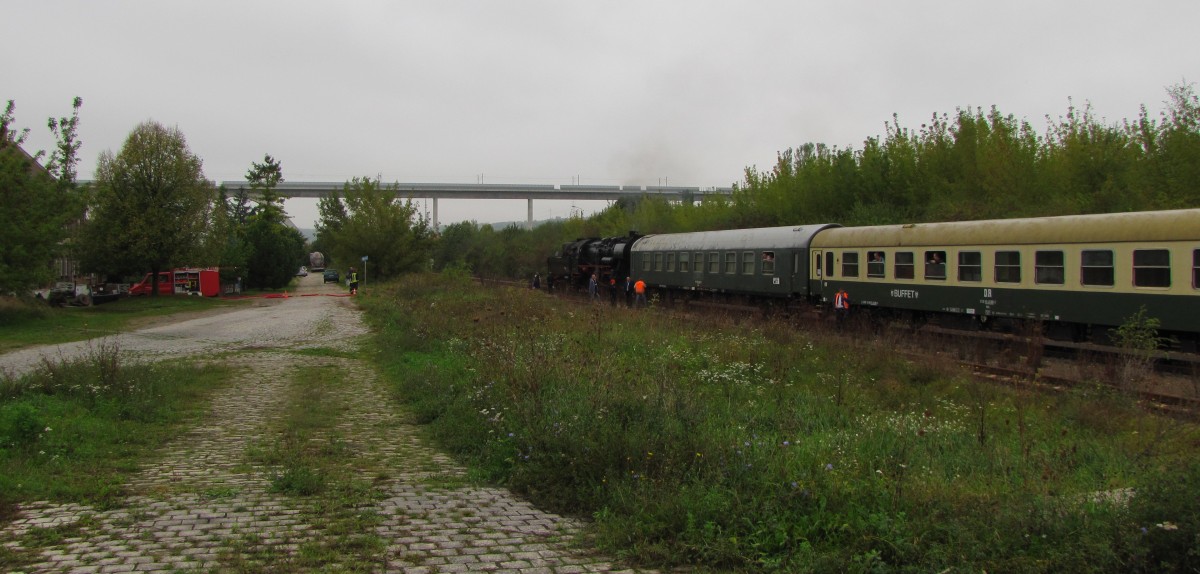 Die EMBB 52 8154-8 mit dem Winzerfestsonderzug aus Leipzig-Plagwitz, am 13.09.2014 beim Wasserfassen in der Abstellung in Karsdorf Bbf. Ein großer Dank gilt hier der Ffw Karsdorf für die Unterstützung.
