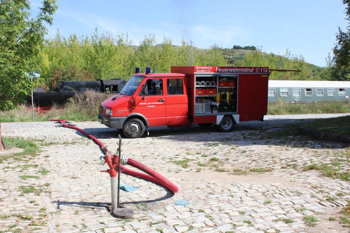 Die freiwillige Feuerwehr aus Karsdorf versorgte die EMBB 52 8154-8 am ehemaligen Bahnhof Karsdorf mit neuem Wasser. (Foto: Wolfgang Krolop)