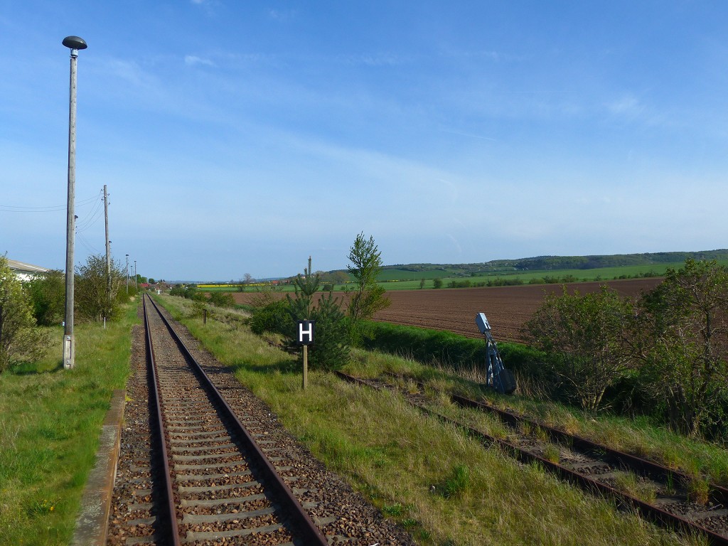 Die Haltetafel und ein Weichengewicht, am 01.05.2016 im Bahnhof Gehofen. (Foto: Ralf Kuke)