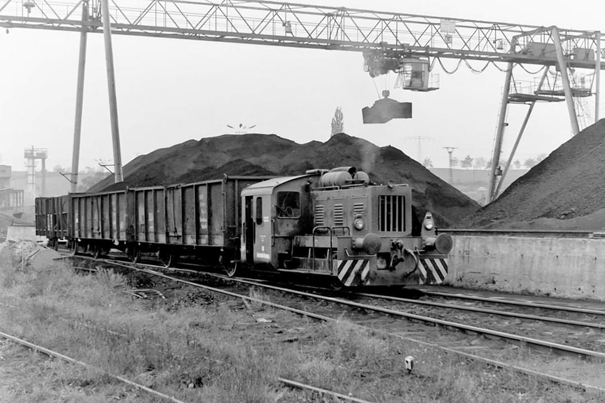 Die N4 (LKM 251184) der VEB Zuckerfabrik Vitzenburg mit Pendelwagen vom Kohlelager zum Heizwerk, am 22.10.1988 im Bahnhof Vitzenburg. (Foto: Heiko Ifland)