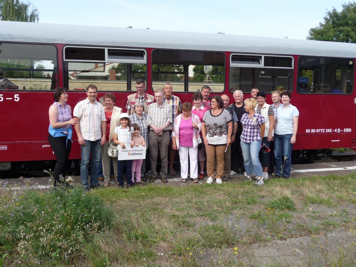Die Reisegruppe am Nachmittag des 24.08.2013 vor dem EBS 772 345-5 als  Unstrut-Schrecke-Express  im Bahnhof Ro�leben. Kurz danach wurde die Heimreise angetreten.(Foto: Christian Kirchner)