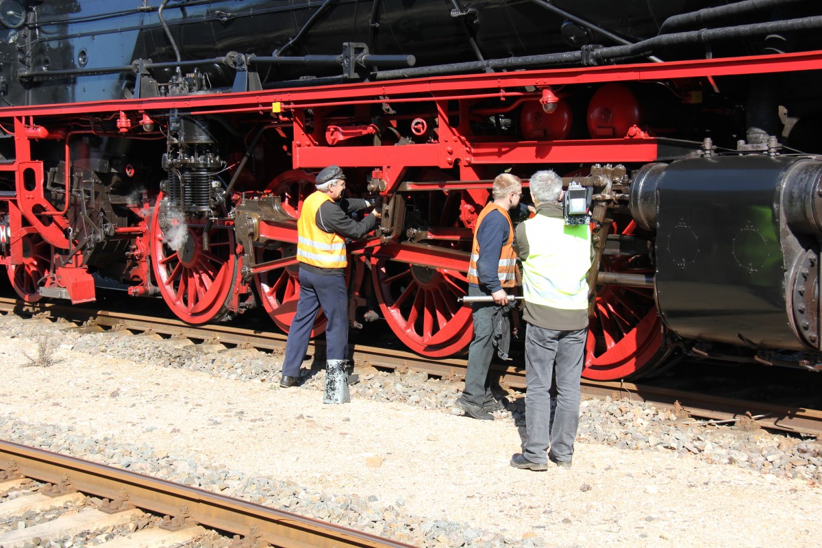 Die Wartungsarbeiten an der 41 1144-9 wurden w�hrend der Abstellung in Karsdorf am 29.09.2013 vom MDR dokumentiert. (Foto: Wolfgang Krolop) 