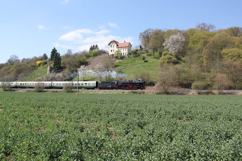 Dieses Jahr verkehrte der  Rotk�ppchen-Express I  bereits am 19.04.2015 von Eisenach �ber Camburg nach Freyburg und weiter zur Abstellung nach Karsdorf. Wolfgang Krolop fotografierte die IGE Werrabahn 41 1144-9 mit dem RE 16277 zwischen Ro�bach und Kleinjena.