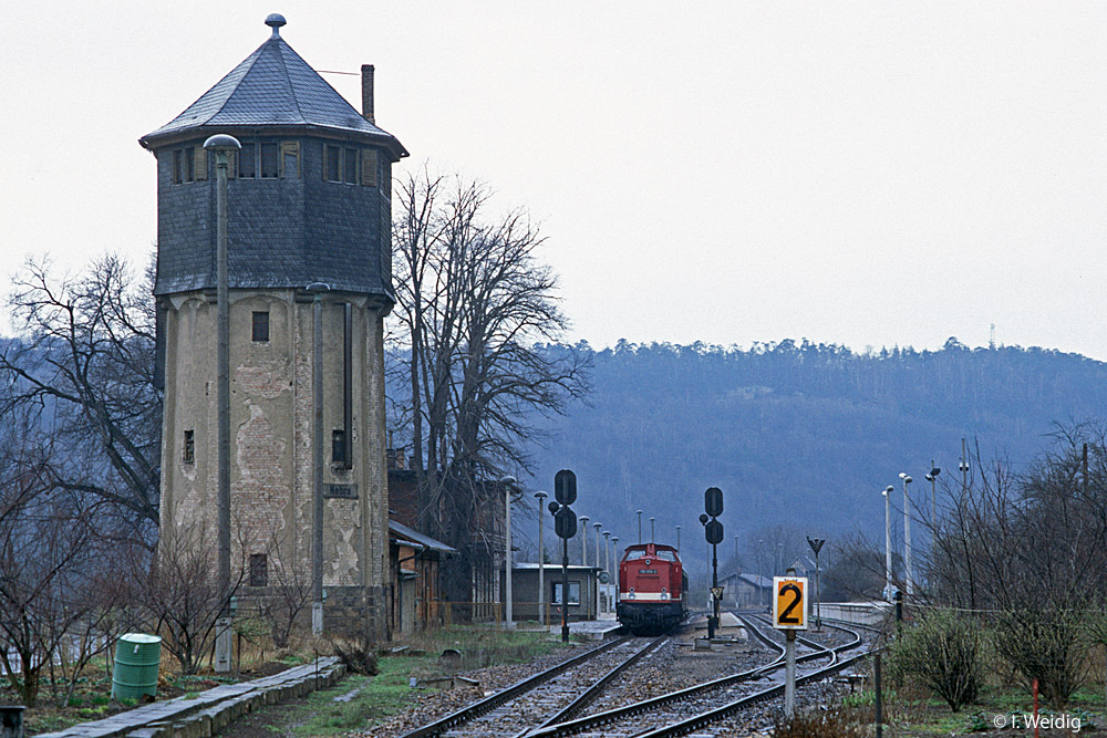 DR 110 059-3 mit dem P 15217 nach Naumburg Hbf, am 21.03.1991 im Bahnhof Nebra. (Foto: Ingmar Weidig)