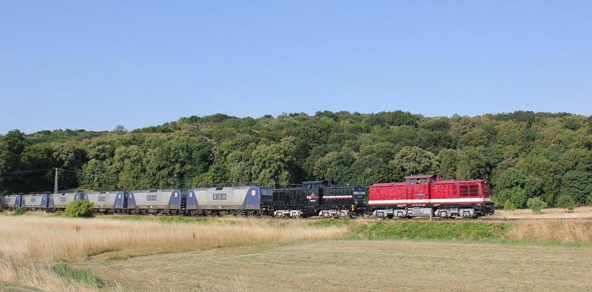 EBS 110 001-5 und 202 597-1 brachten am 20.07.2018 fünf RBH E-Loks der BR 143 nach Karsdorf und sind hier bei Kleinjena zu sehen. (Foto: Wolfgang Krolop)