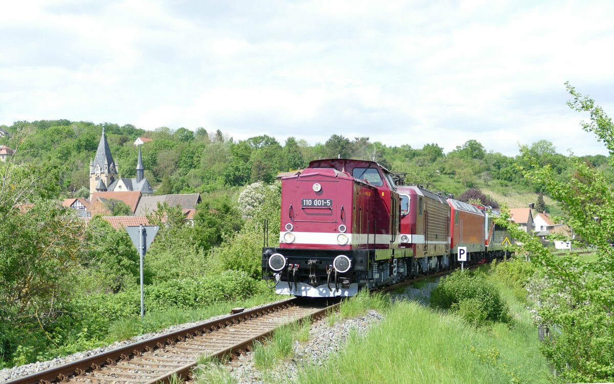 EBS 110 001-5 überführte am 13.05.2022 in Roßbach die EBS 143 936, 156 011 und frisch beklebte 155 239 von Karsdorf nach Naumburg (S) Hbf. (Foto: Wolfgang Krolop)