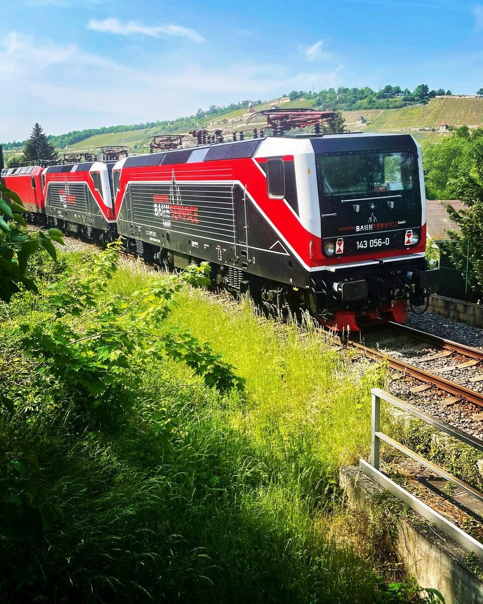 EBS 110 001-5 �berf�hrte am 25.05.2022 eine EBS 156er und 143 124-6 und 143 056-0 von Naumburg (S) Hbf nach Karsdorf. Hier zusehen in Freyburg. (Foto: https://www.instagram.com/tiemopriese/)