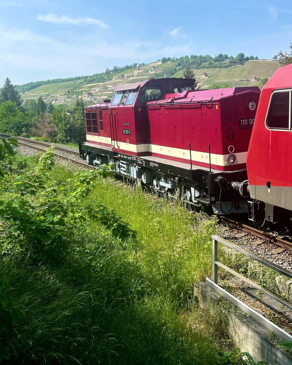 EBS 110 001-5 �berf�hrte am 25.05.2022 eine EBS 156er und 143 124-6 und 143 056-0 von Naumburg (S) Hbf nach Karsdorf. Hier zusehen in Freyburg. (Foto: https://www.instagram.com/tiemopriese/)