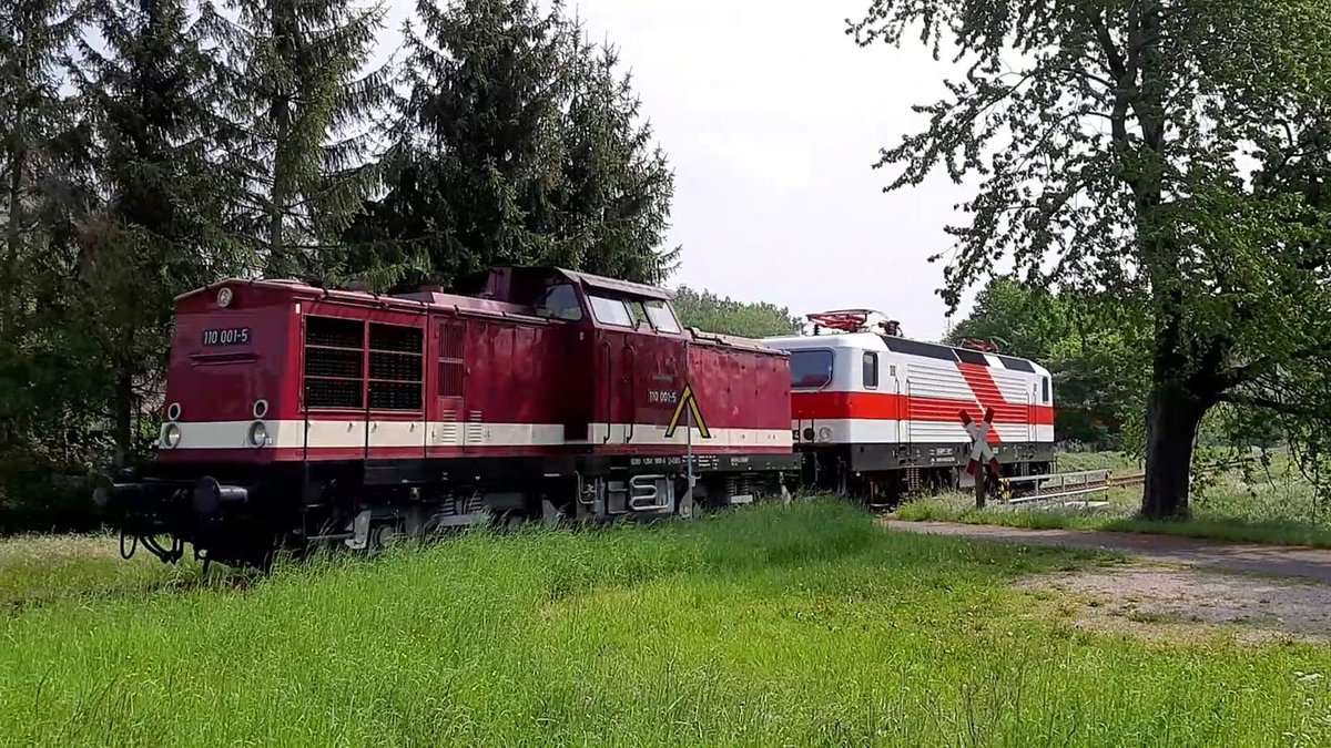 EBS 110 001-5 war am 20.05.2019 mit der EBS 243 822-4 bei Balgstädt unterwegs nach Karsdorf. (Foto: Ulf Körsten)