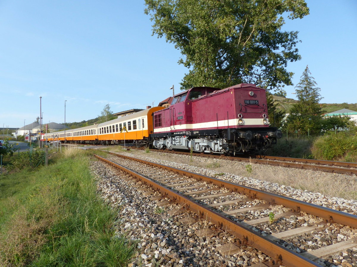 EBS 110 001-5 zieht am 12.09.2020 den DPE 30142 aus Wei�enfels aus dem Karsdorfer Bbf in den Anschluss der Erfurter Bahnservice GmbH in Karsdorf.