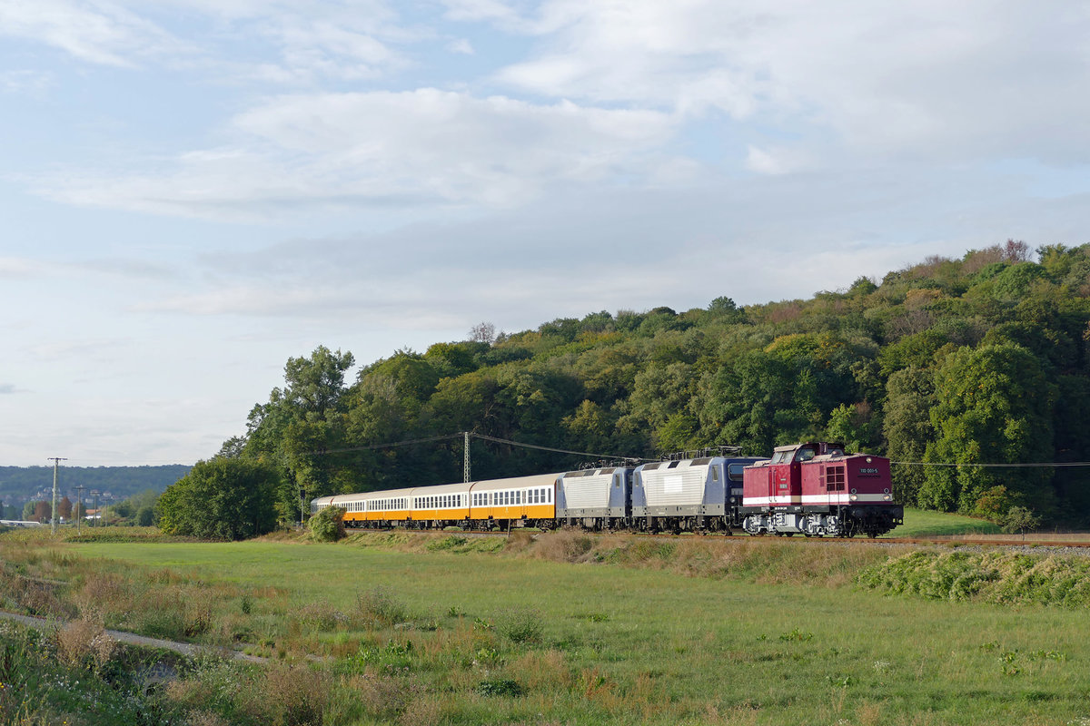EBS 110 001 mit zwei 143er und Städteexpresswagen auf Überführungsfahrt nach Karsdorf, am 24.09.2020 bei Kleinjena. (Foto: Wolfgang Krolop)