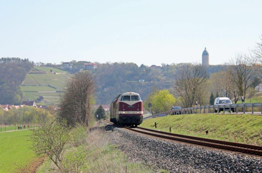 EBS 118 719 brachte am 14.04.2018 die E-Loks 155 239 + DB 143 065 + RBH 143 950 nach Karsdorf. Wolfgang Krolop fotografierte den Lokzug bei Balgstädt.