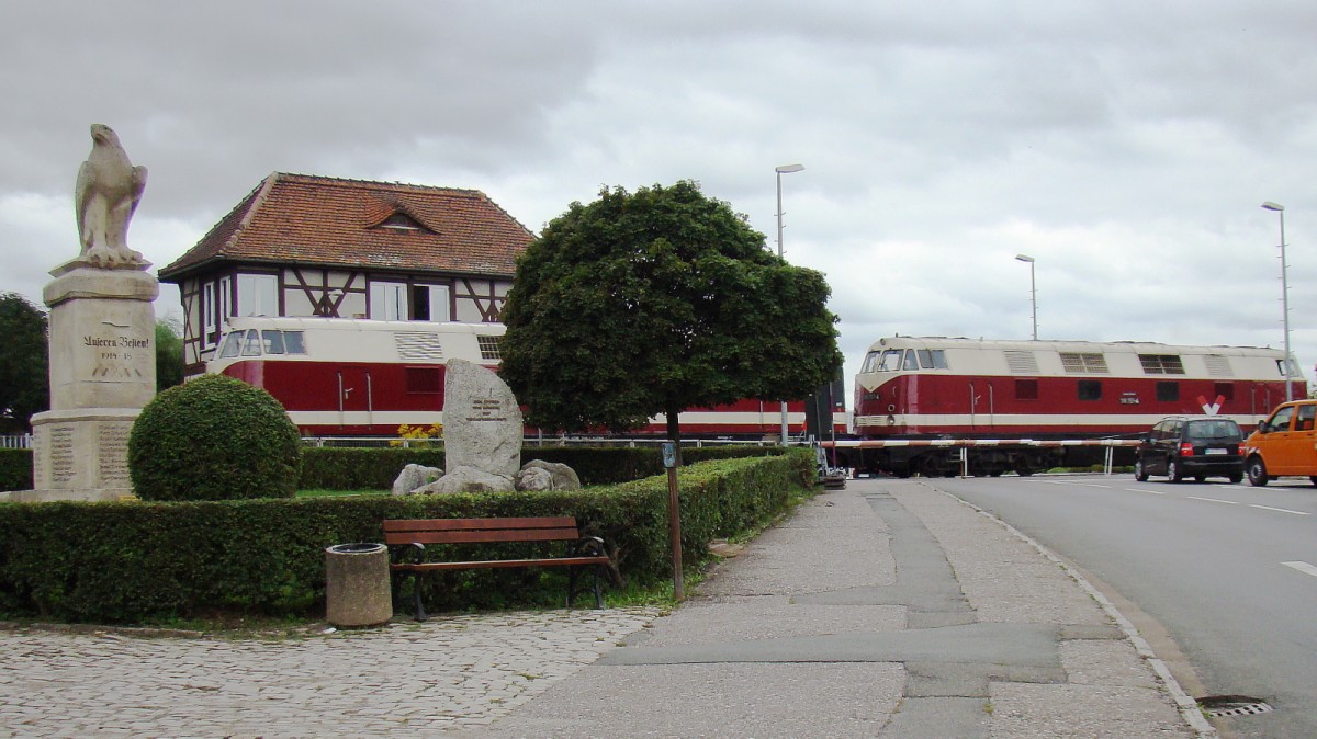 EBS 118 757-4 + 118 719-4 als Tfzf nach Karsdof, am 25.08.2015 bei der Durchfahrt in Laucha. Links im Bild sieht man zudem noch das Adler-Denkmal f�r die Gefallenen des 1. Weltkrieges. (Foto: G�nther G�bel)