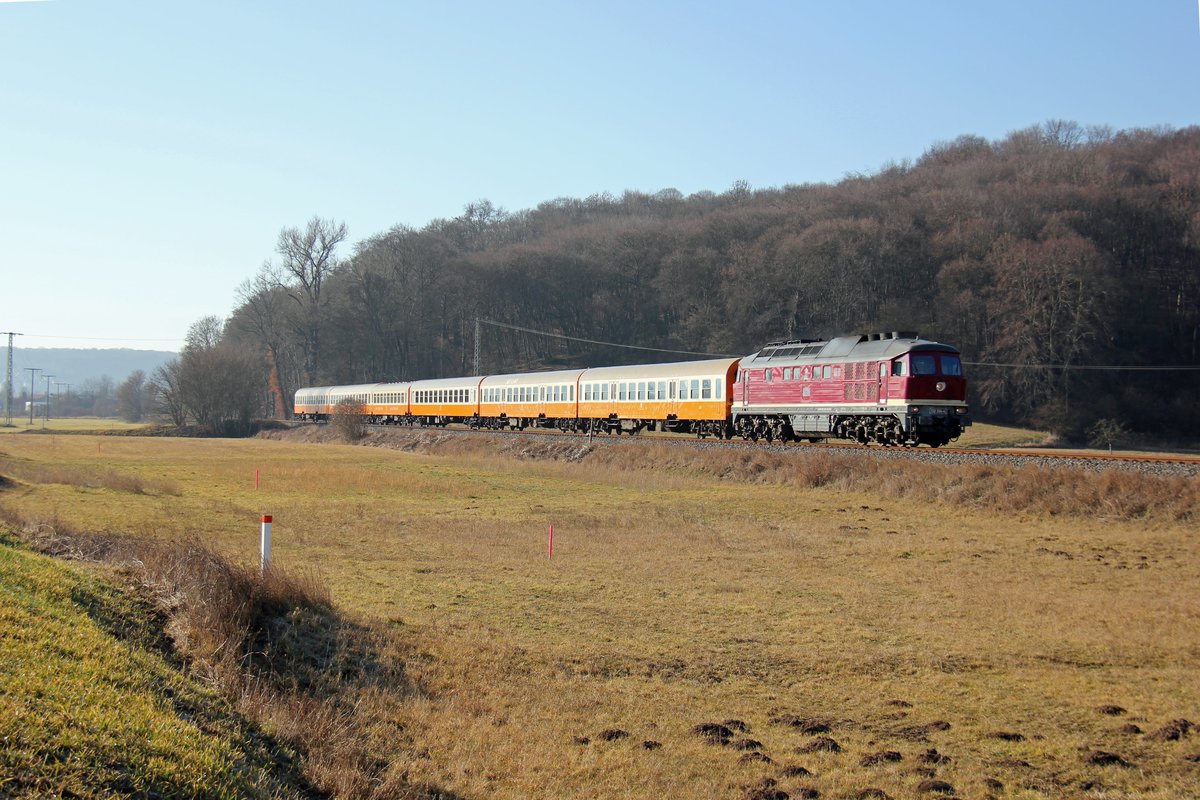 EBS 132 334-4 brachte am 18.02.2019 den leeren EBS-St�dteExpress zur�ck nach Karsdorf. Wolfgang Krolop fotografierte ihn bei Kleinjena.