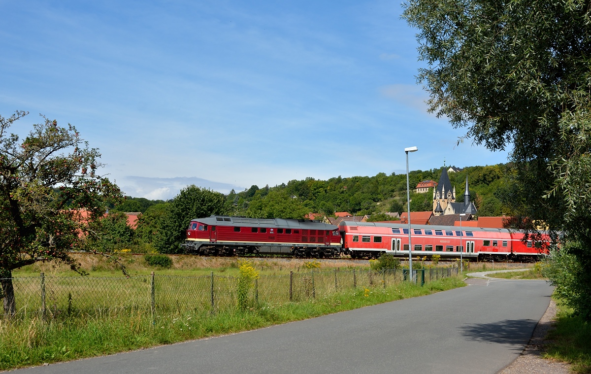 EBS 132 334-4 mit dem DPE 74381  FahrradExpress  von Karsdorf nach Naumburg Hbf, am 20.08.2016 in Roßbach. (Foto: Hans-Jürgen Warg)