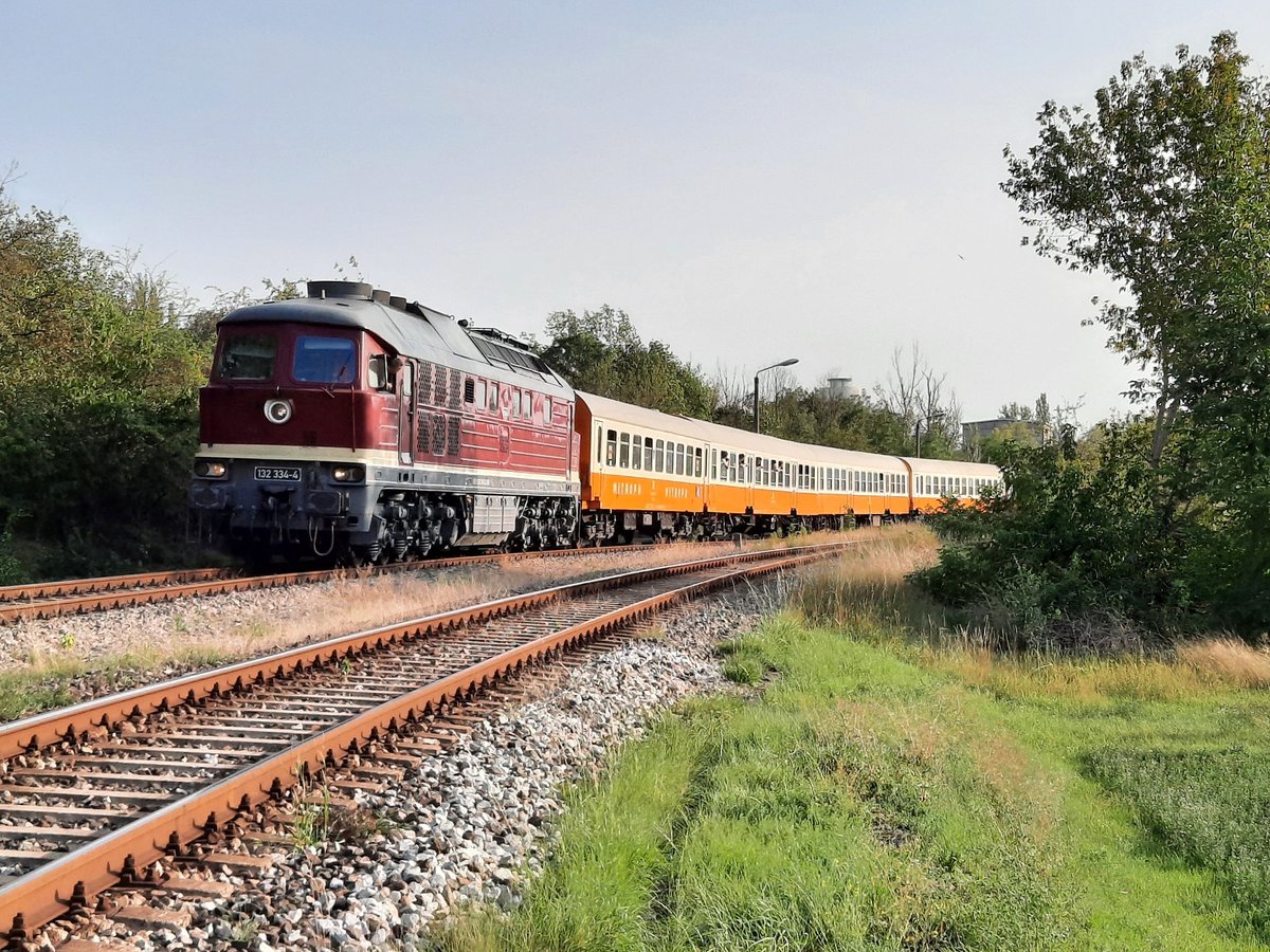 EBS 132 334-4 mit dem DPE 30142  Klassentreffen  aus Wei�enfels, am 12.09.2020 in Karsdorf. Hier wird der Sonderzug gerade von der EBS 110 001-5 in den Anschluss der  Erfurter Bahnservice GmbH gezogen.