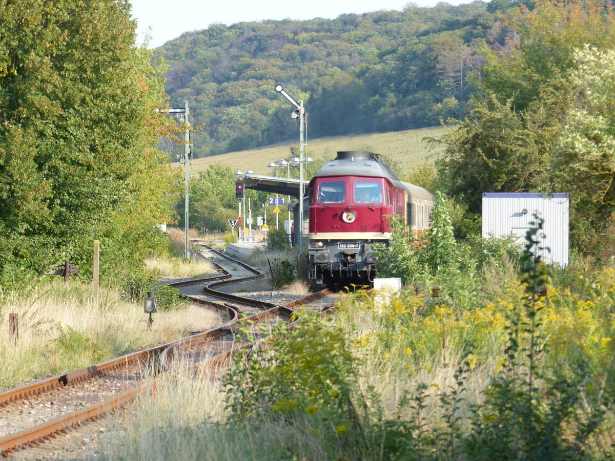 EBS 132 334-4 mit dem DPE 30142  Klassentreffen  von Wei�enfels nach Karsdorf, am 12.09.2020 bei der Ausfahrt in Laucha.
