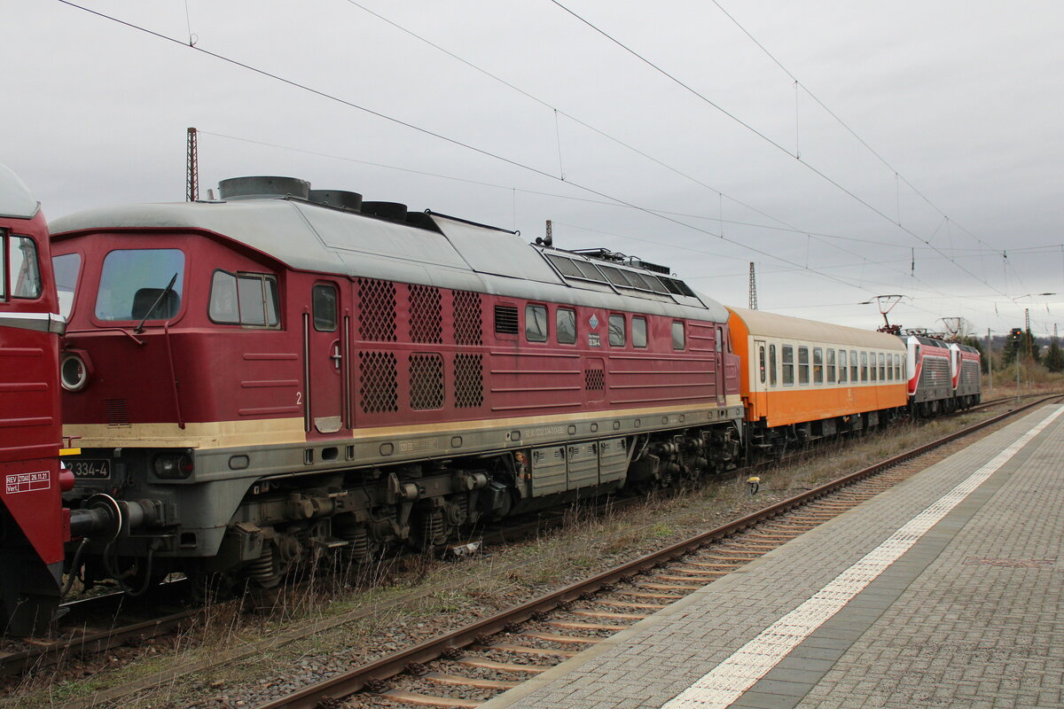 EBS 132 334 am 02.01.2024 in Naumburg (S) Hbf. Sie wurde von der V200 507 zusammen mit dem D-EBS 56 80 21-80 084-8 Bom nach Karsdorf �berf�hrt wurden.
