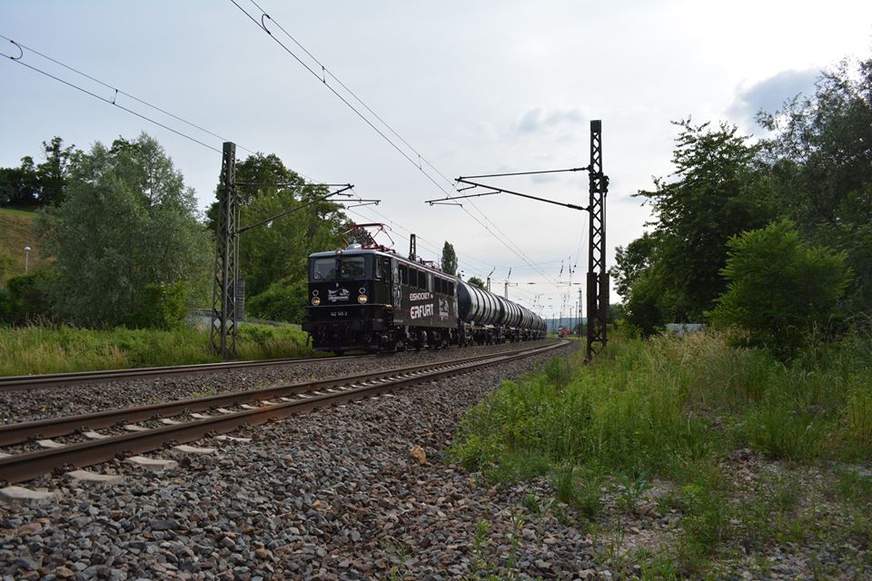 EBS 142 145-2 mit Kesselwagen aus Karsdorf, am 16.06.2014 bei der Ausfahrt in Naumburg Hbf. Bis Naumburg war die EBS 1131 am Zug. (Foto: Wolfgang Gerstner)
