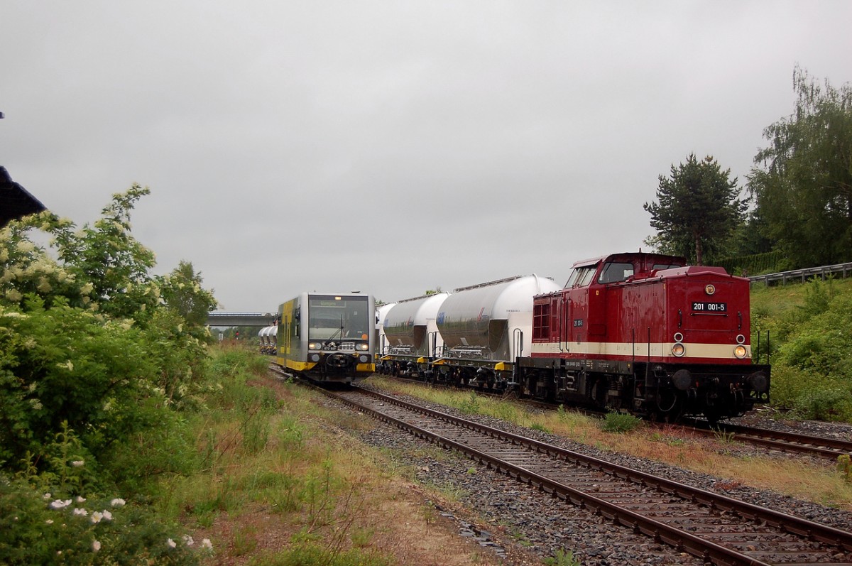 EBS 201 005-1 mit einem Kesselwagenzug nach Karsdorf, am 28.05.2014 in der �berholung in Freyburg Bbf. Daneben f�hrt Burgenlandbahn 672 907 als RB 34870 von Naumburg Ost nach Wangen. (Foto: dampflok015)