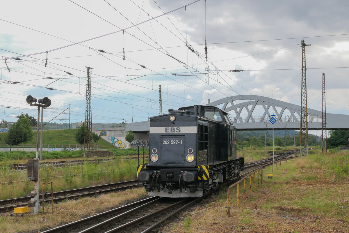 EBS 202 597-1 am 26.07.2021 beim umsetzen in Naumburg Hbf. Sie brachte 4 Kesselwagen von Erfurt Gbf nach Karsdorf. (Foto: Orlabahner)