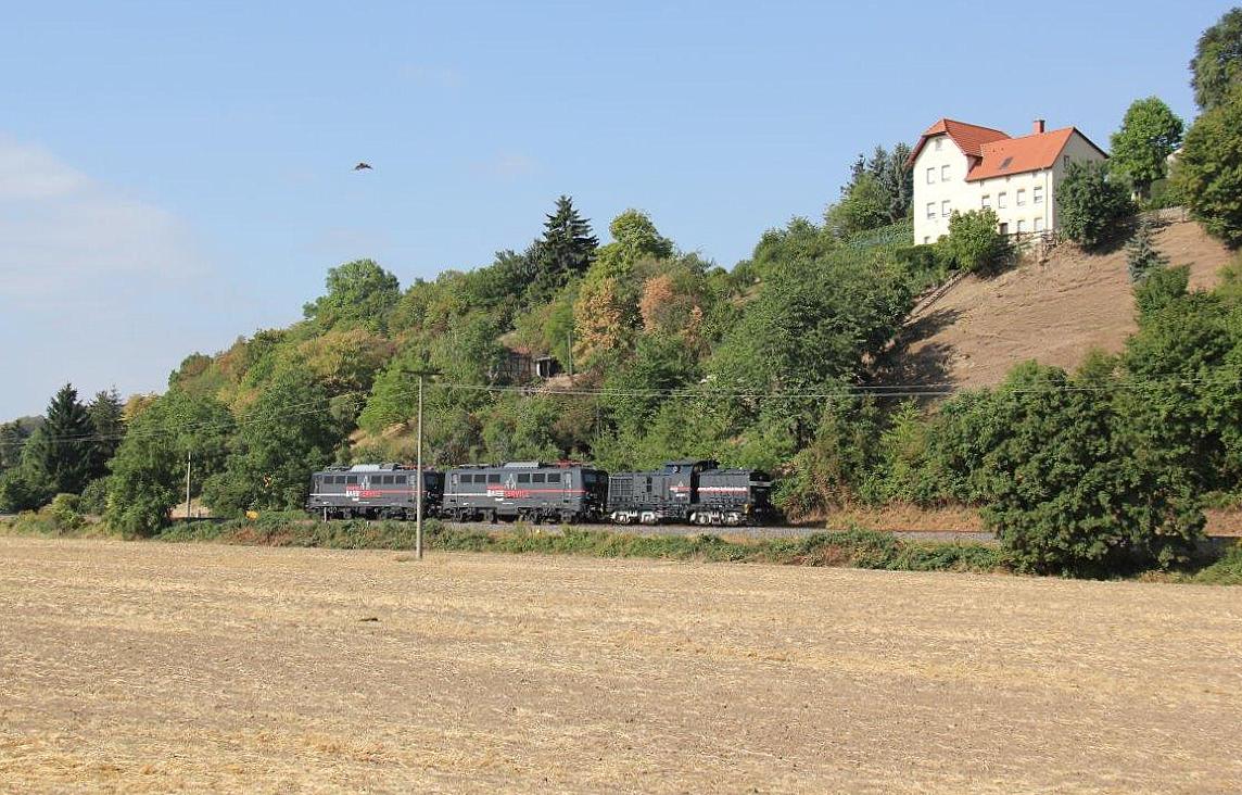 EBS 202 597-1 brachte am 20.08.2018 die beiden EBS E-Loks 140 772-2 + 140 789-9 von Naumburg Hbf nach Karsdorf. Wolfgang Krolop fotografierte den Lokzug bei Ro�bach.