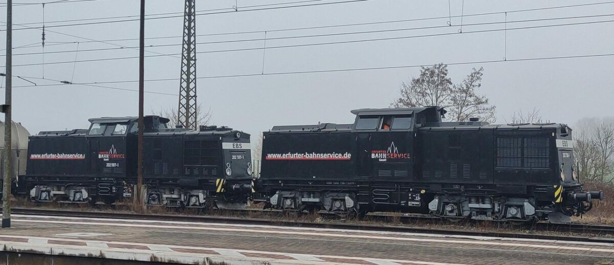 EBS 202 738-1 + 202 597-1 mit Kohlestaubwagen aus Karsdorf, am 04.03.2024 in Naumburg (S) Hbf. (Foto: Steffen Werner)